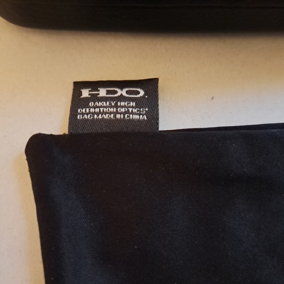 Oakley black hardshell glass case and bag excellent condition - Picture 4 of 5